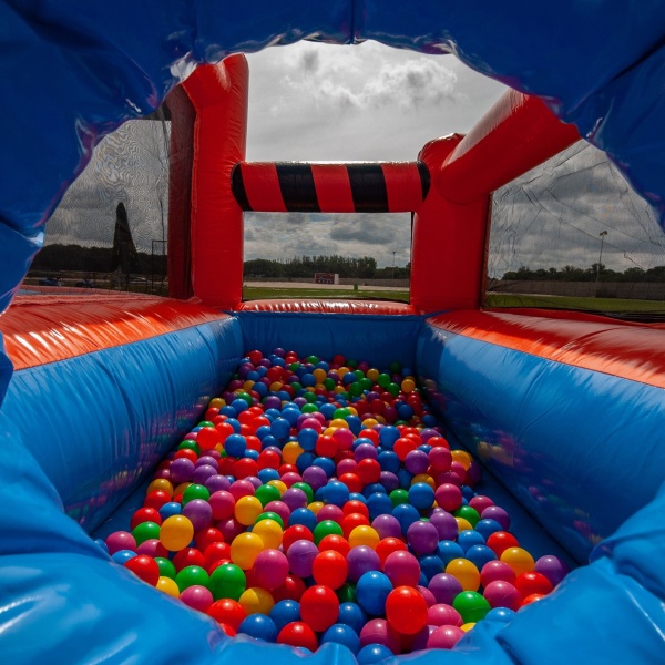Inflatable Gangaru - inflatable castle with a dry ball pit
